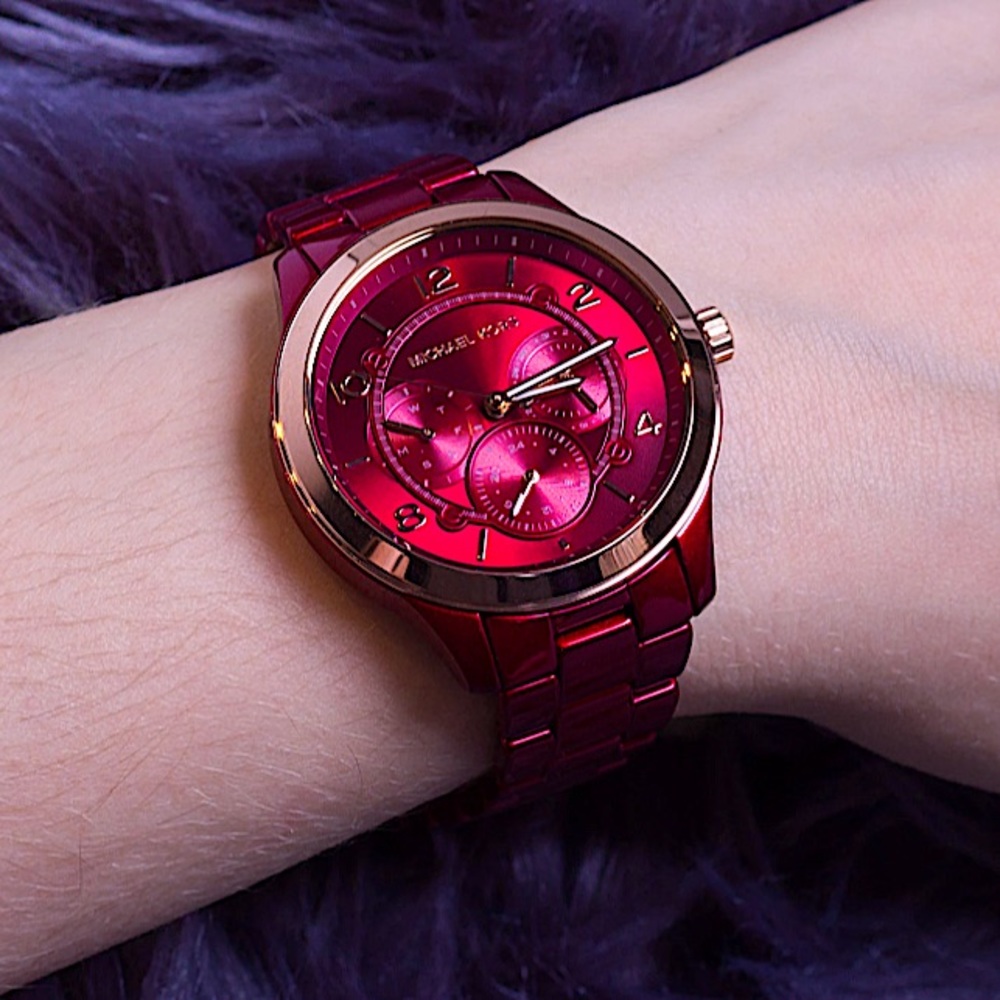 MICHAEL KORS
Runway Red-Coated Watch